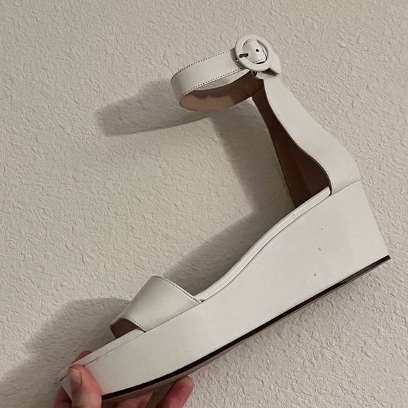 Stuart Weitzman Capri Wedge Sandal in White 9.5 - Picture 9 of 12